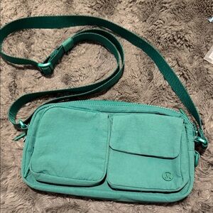 Lululemon multi pocket crossbody bag 2.5L